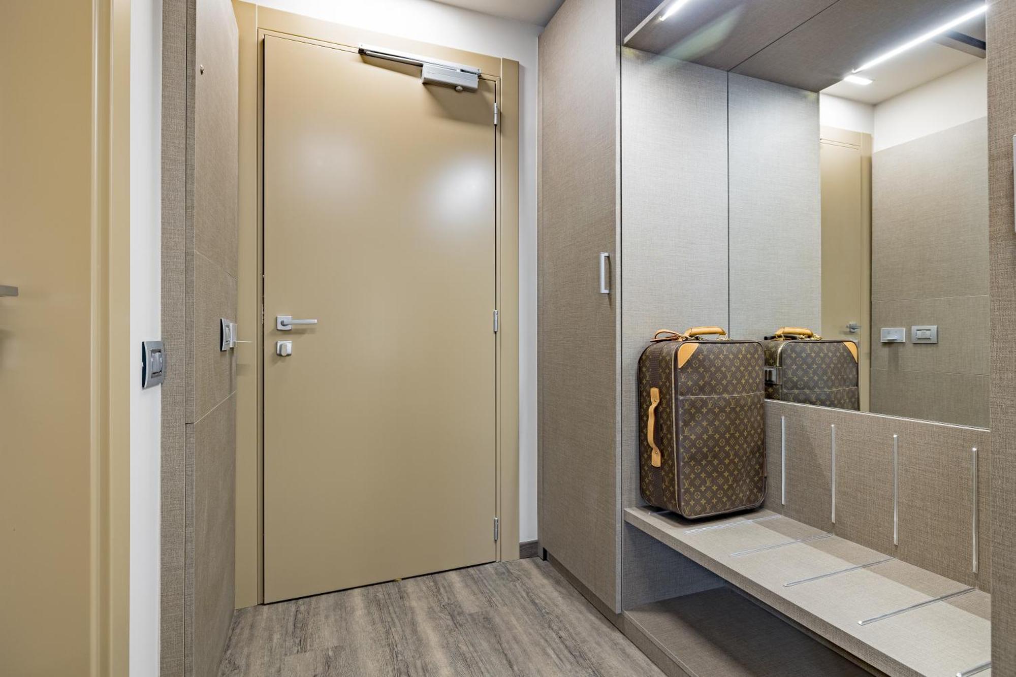 Just Hotel Саронно Экстерьер фото