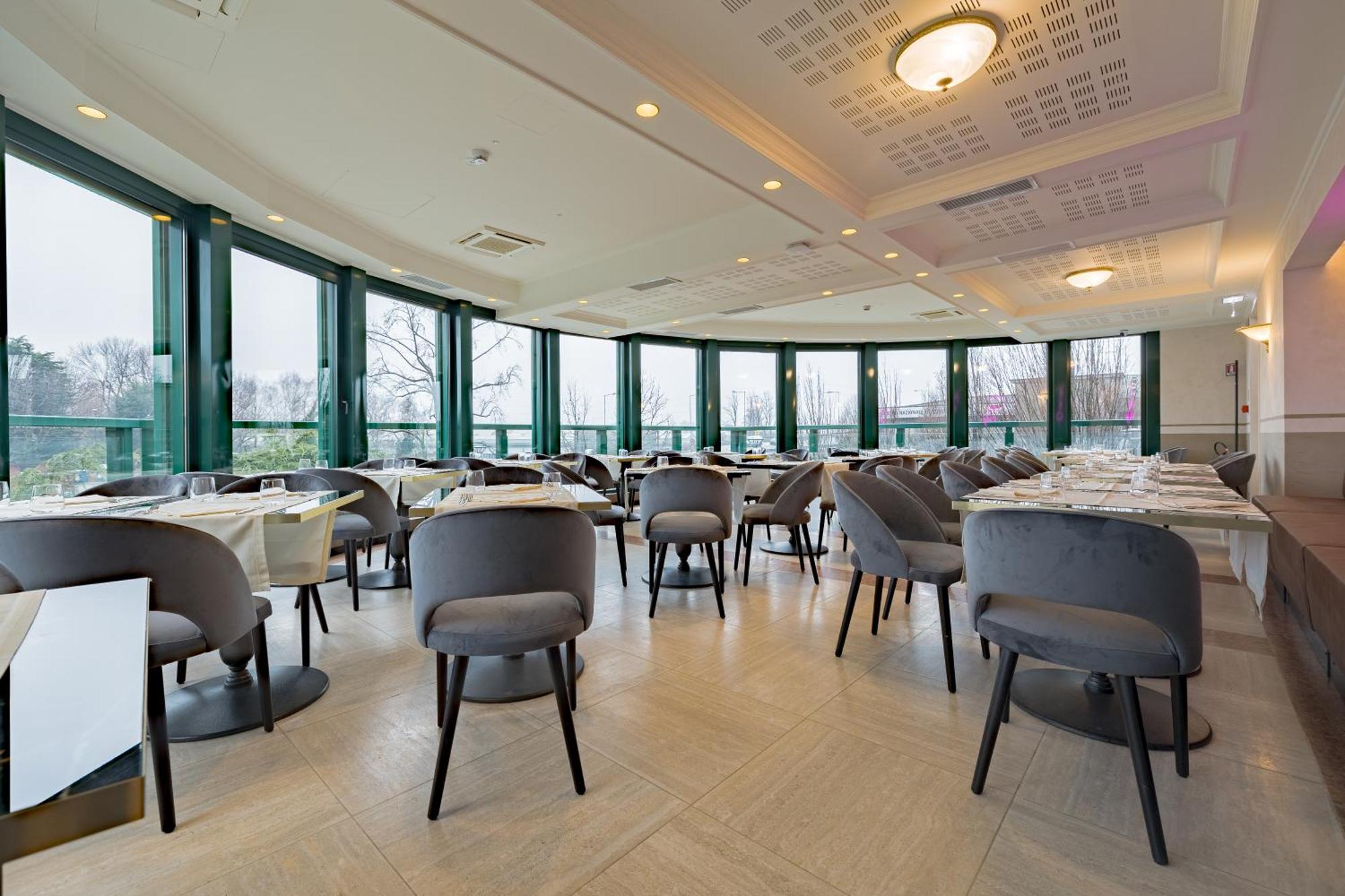 Just Hotel Саронно Экстерьер фото