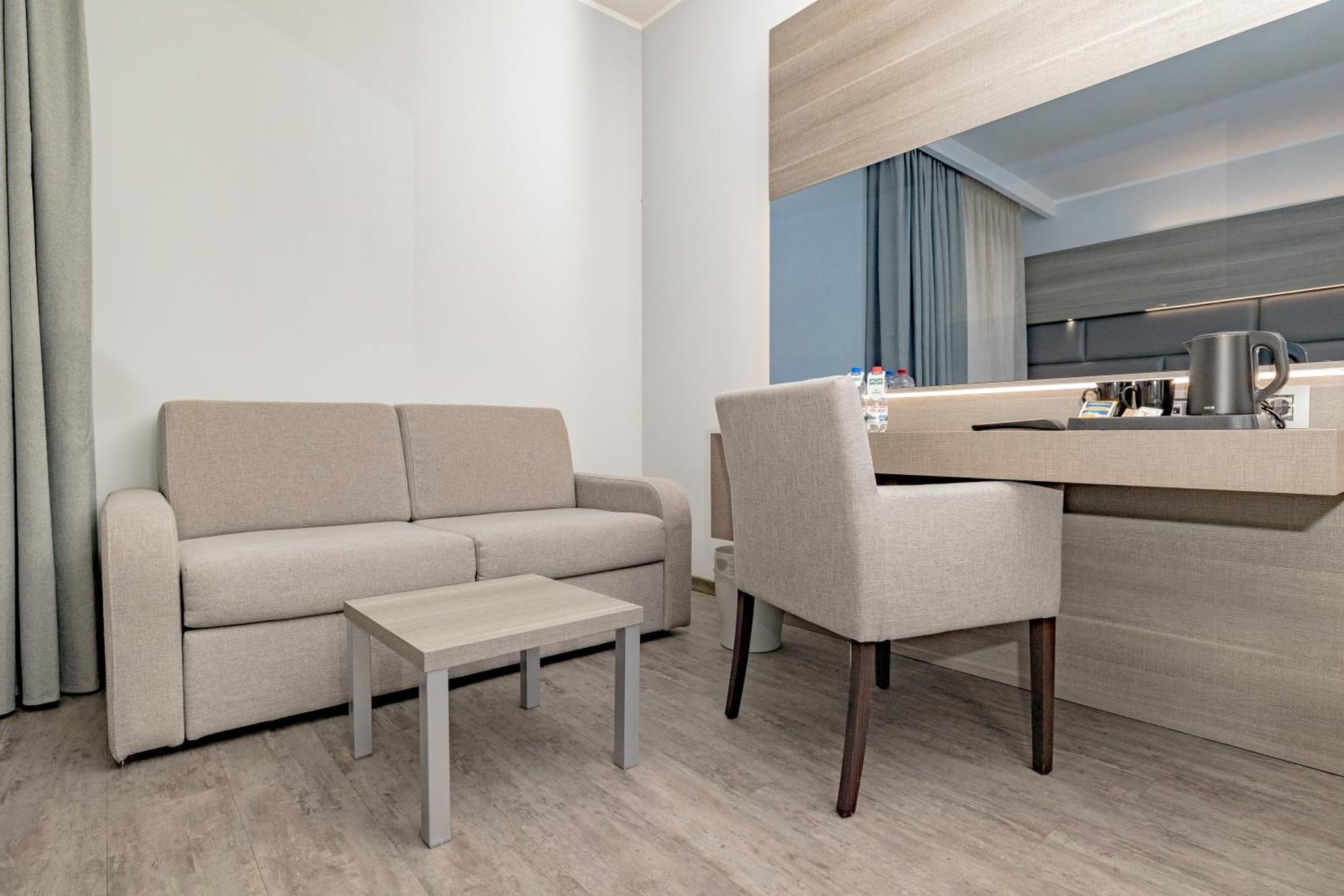 Just Hotel Саронно Экстерьер фото