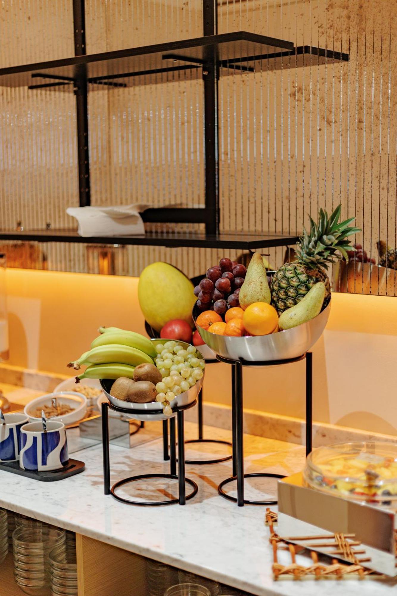 Just Hotel Саронно Экстерьер фото