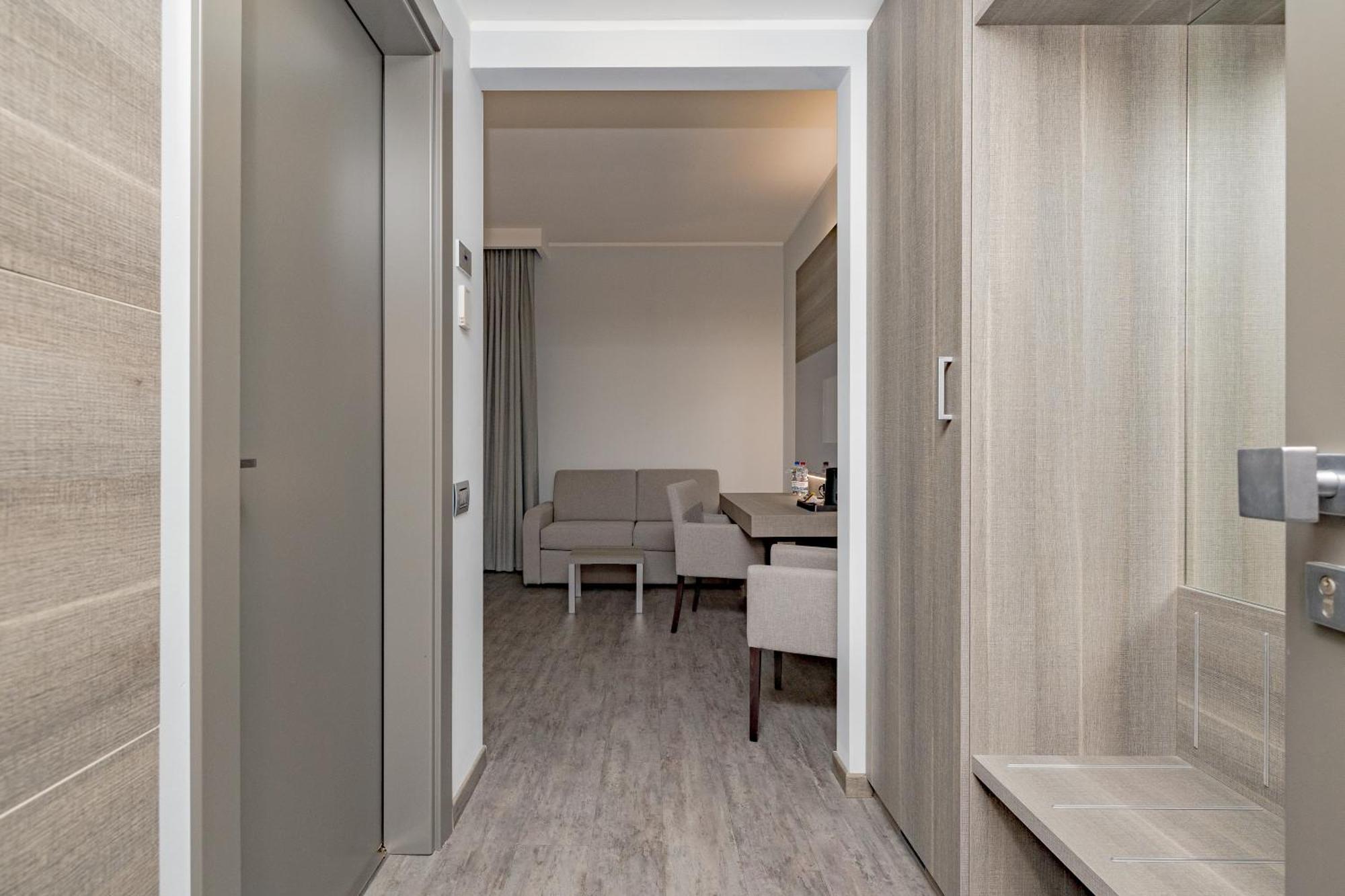 Just Hotel Саронно Экстерьер фото