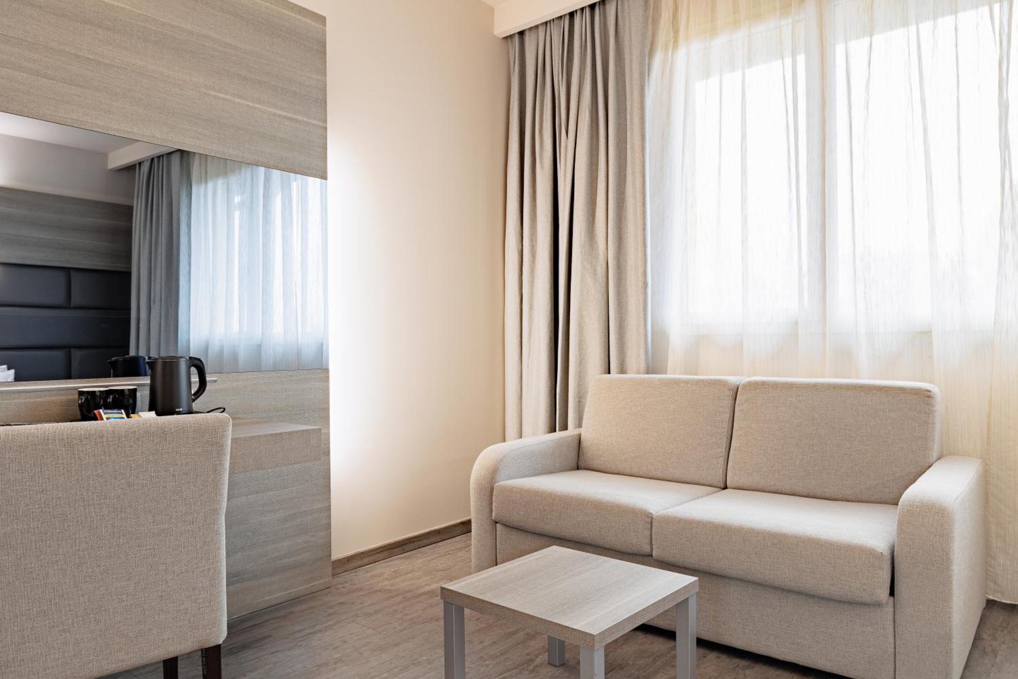 Just Hotel Саронно Экстерьер фото