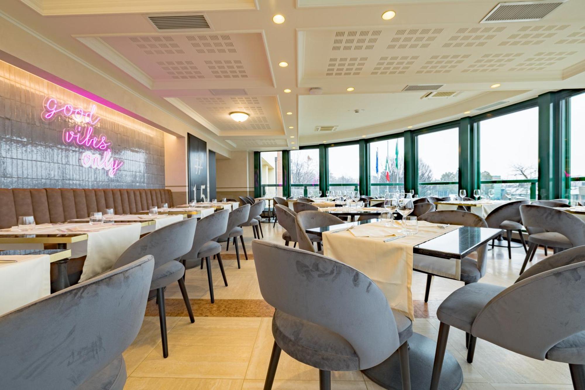Just Hotel Саронно Экстерьер фото