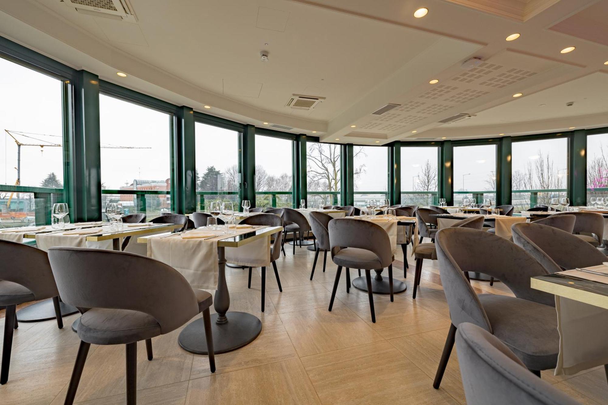 Just Hotel Саронно Экстерьер фото