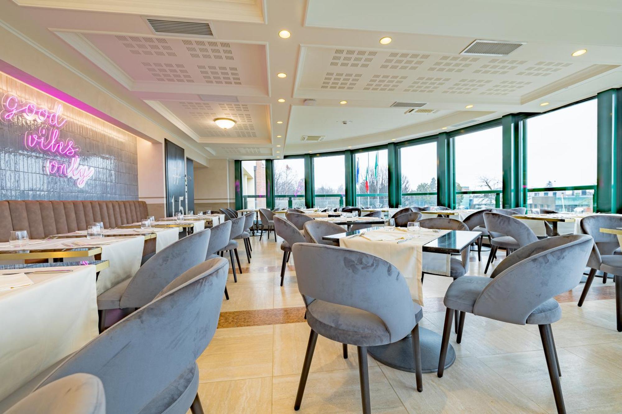 Just Hotel Саронно Экстерьер фото
