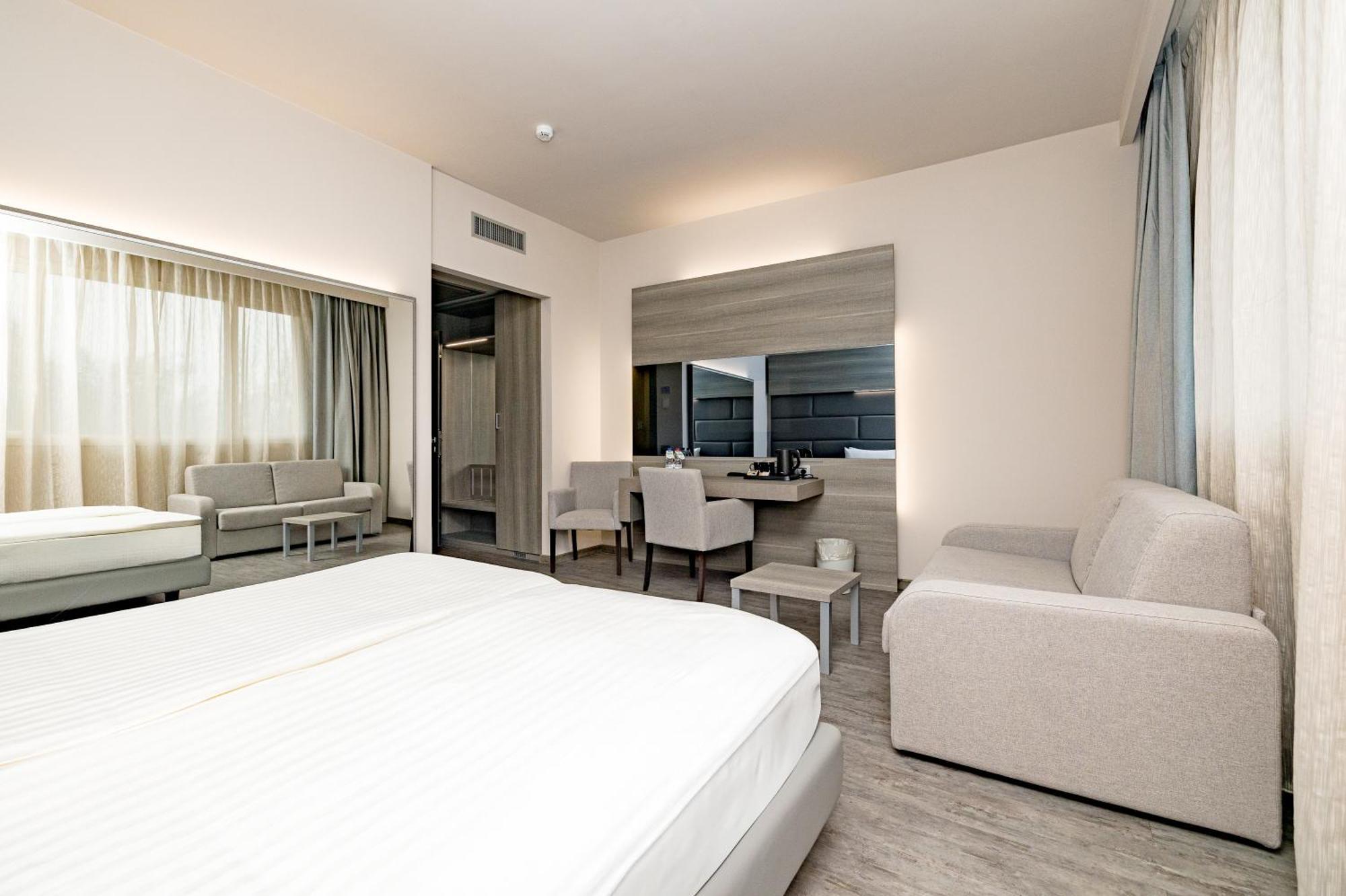 Just Hotel Саронно Экстерьер фото