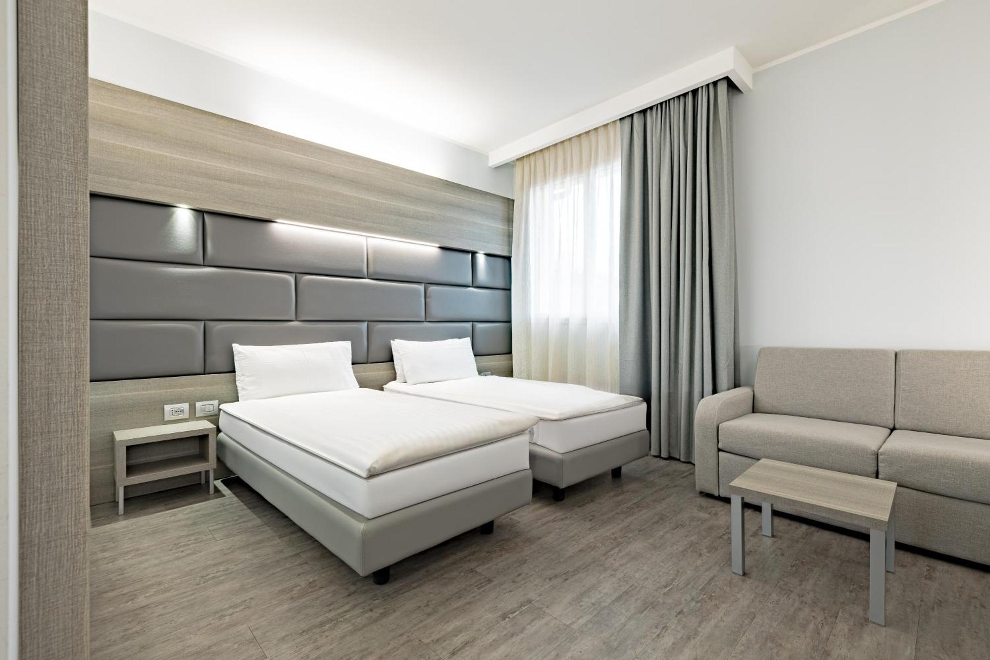 Just Hotel Саронно Экстерьер фото