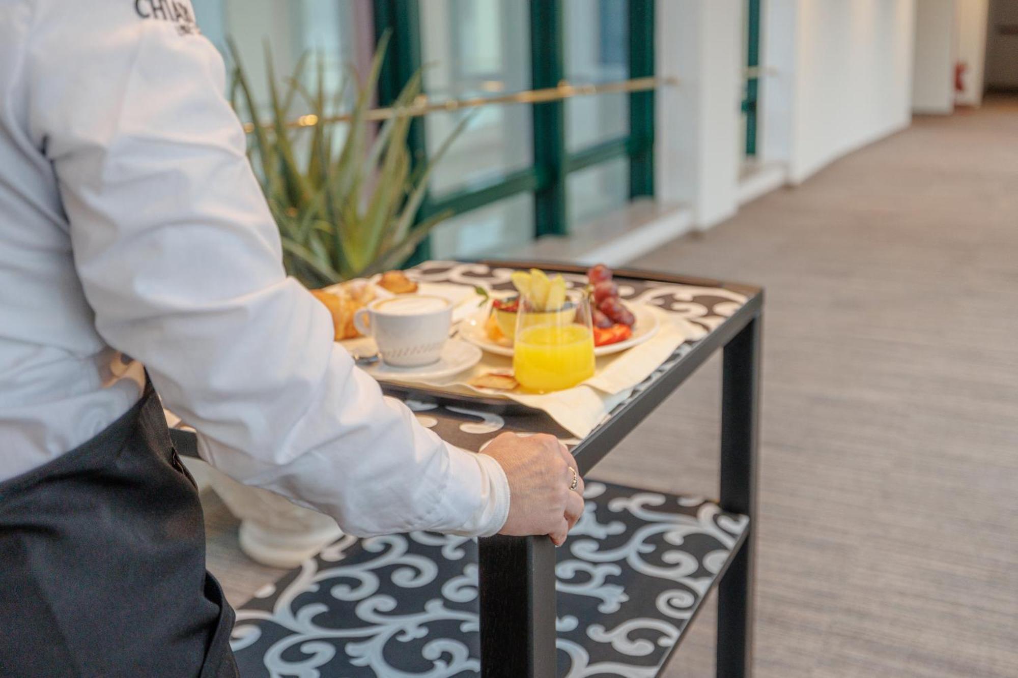 Just Hotel Саронно Экстерьер фото