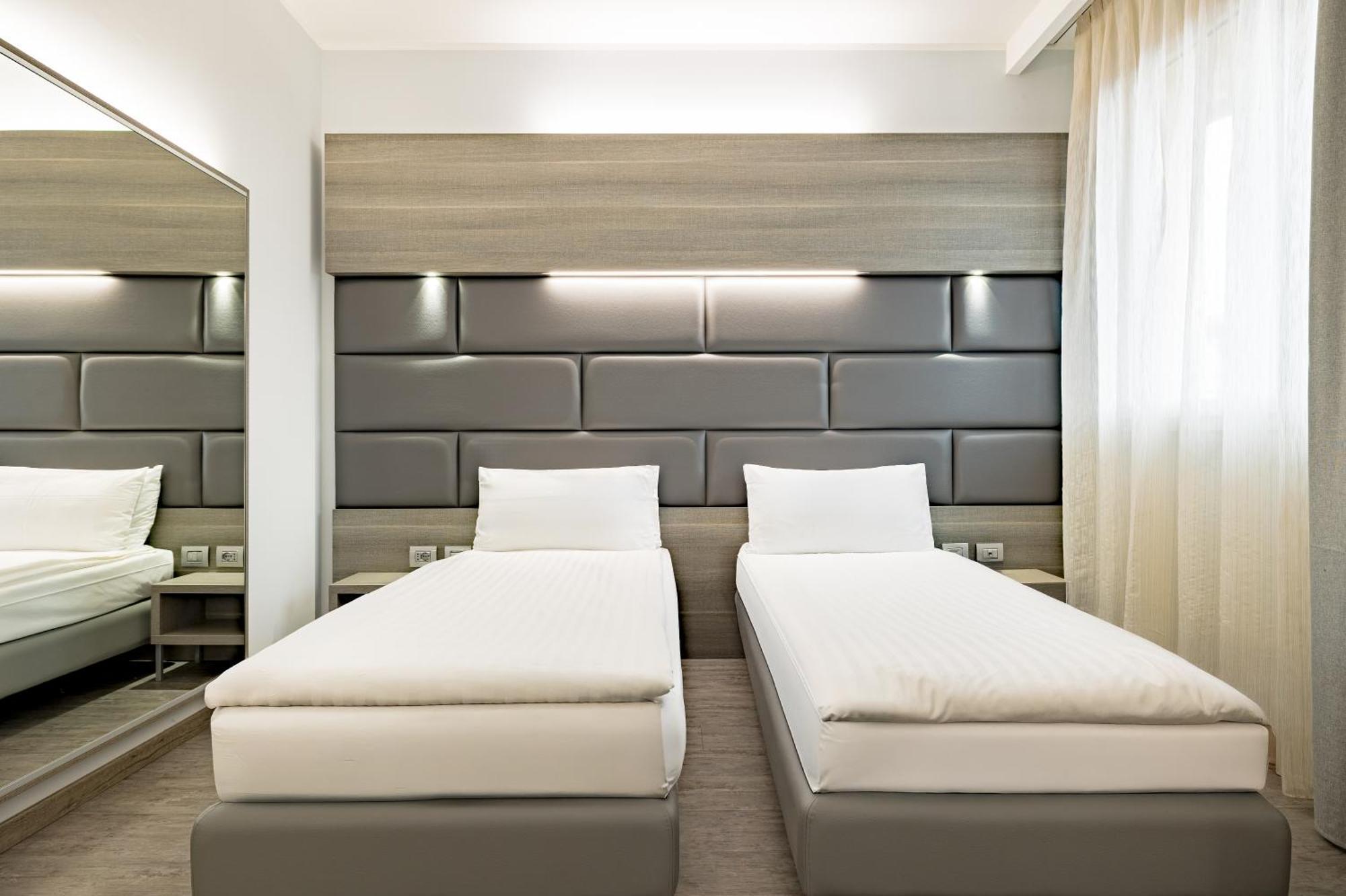 Just Hotel Саронно Экстерьер фото