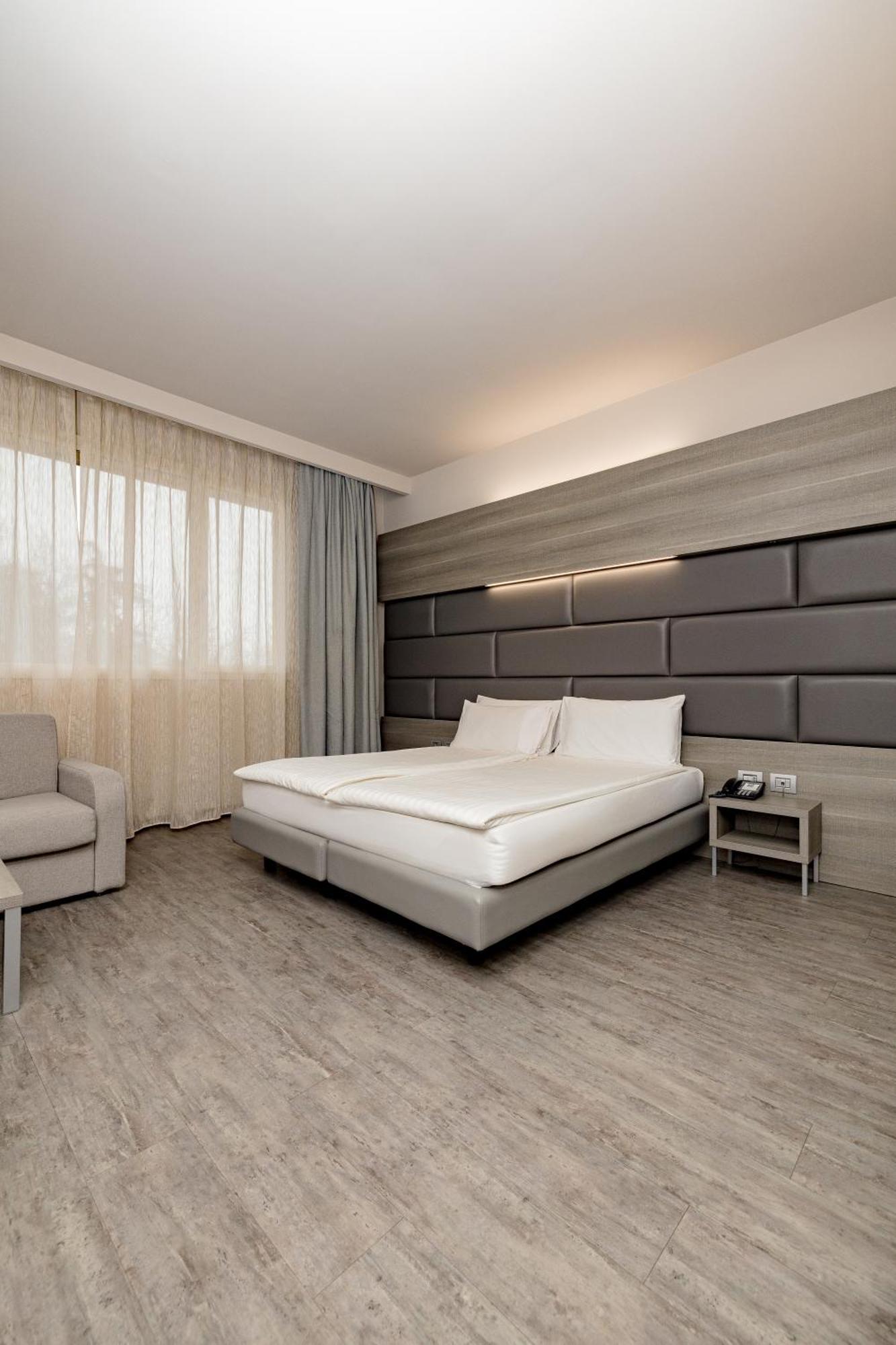 Just Hotel Саронно Экстерьер фото