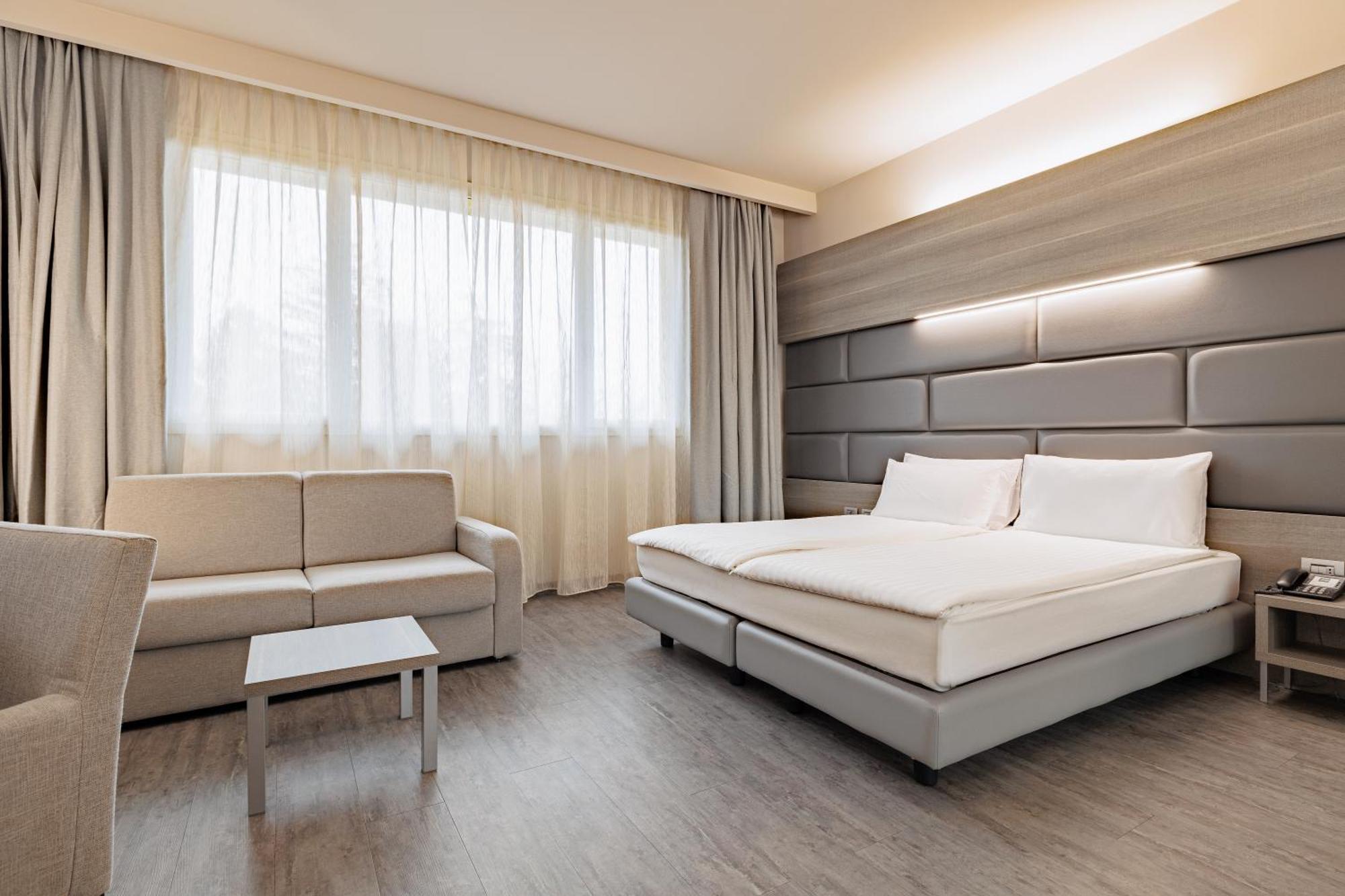 Just Hotel Саронно Экстерьер фото